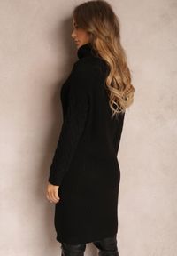 Renee - Czarna Sukienka Prążkowana Eries. Kolor: czarny. Materiał: prążkowany. Długość rękawa: długi rękaw. Wzór: aplikacja, ze splotem. Sezon: zima, jesień