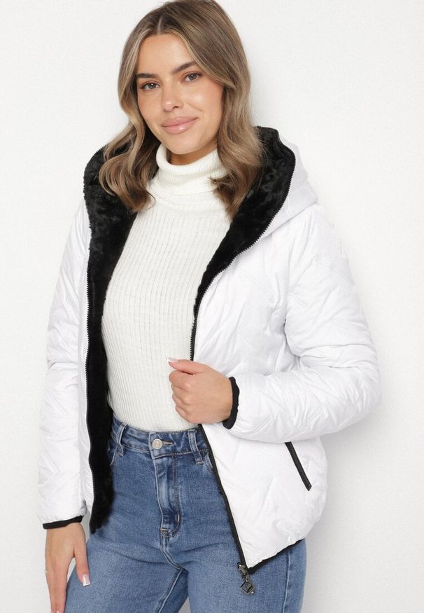 Born2be - Biała Pikowana Kurtka z Kapturem o Dwustronnym Kroju Tahalia. Okazja: na spacer. Typ kołnierza: kaptur. Kolor: biały. Materiał: dzianina, poliester, wełna, jeans, futro