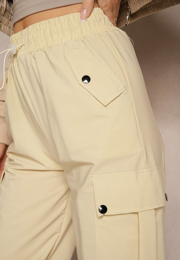 Renee - Beżowe Spodnie Cargo High Waist z Ozdobnymi Kieszeniami Leriora. Okazja: na co dzień. Stan: podwyższony. Kolor: beżowy. Styl: casual, elegancki