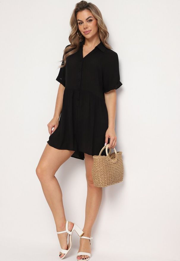 Born2be - Czarny Wiskozowy Kombinezon z Koszulową Górą Zapinany na Guziki z Krótkimi Spodniami Vikota. Kolor: czarny. Materiał: wiskoza. Długość rękawa: krótki rękaw. Długość: krótkie. Sezon: wiosna, lato