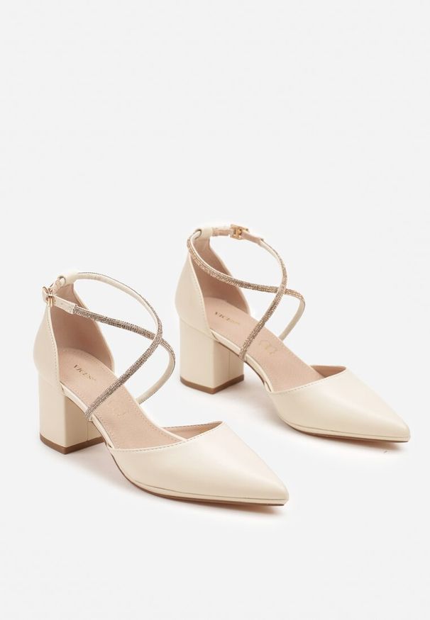 Born2be - Beżowe Czółenka Vices ze Skórzaną Wkładką Zdobione Cyrkoniowymi Paskami Tinnateira. Okazja: na wesele, na co dzień, na spotkanie biznesowe, na ślub cywilny. Nosek buta: szpiczasty. Zapięcie: pasek. Kolor: beżowy. Wzór: aplikacja. Materiał: skóra. Obcas: na obcasie. Styl: wizytowy, klasyczny, casual, glamour, biznesowy, elegancki. Wysokość obcasa: średni