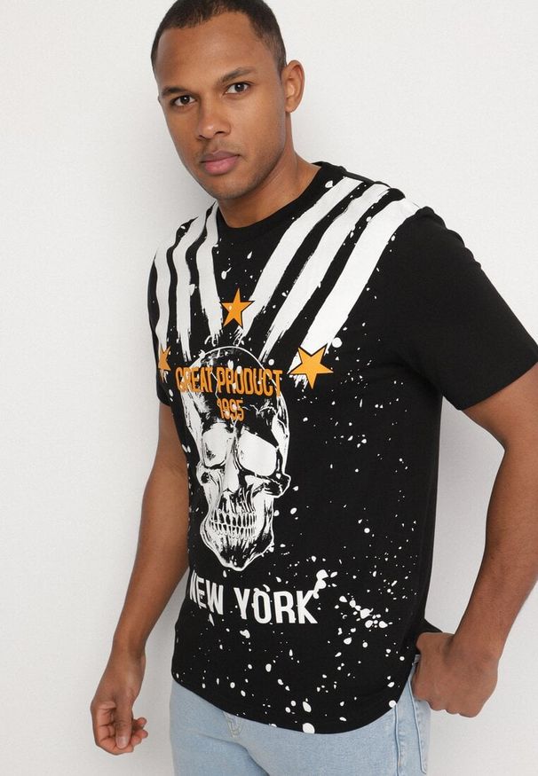 Born2be - Czarna Bawełniana Koszulka z Nadrukiem Czaszki Kolarisa. Okazja: na co dzień. Kolor: czarny. Materiał: bawełna. Wzór: nadruk. Styl: klasyczny, casual, sportowy