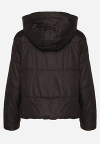 Born2be - Czarna Pikowana Kurtka z Kapturem i Lekkim Ociepleniem Ninirila. Okazja: na spacer. Typ kołnierza: kaptur. Kolor: czarny. Materiał: jeans. Długość: krótkie. Styl: klasyczny, elegancki #6