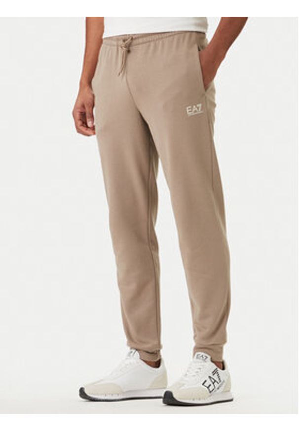 EA7 Emporio Armani Dres 7M001610 AF12451 U6167 Beżowy Regular Fit. Kolor: beżowy. Materiał: bawełna
