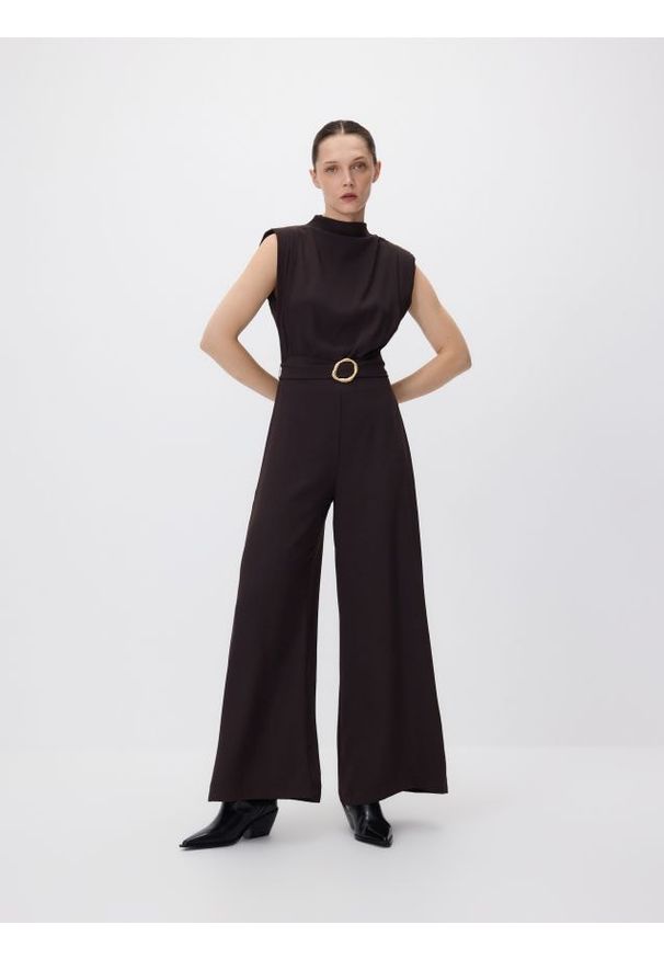 Reserved - Kombinezon z ozdobnym paskiem - ciemnobrązowy. Kolor: brązowy. Materiał: tkanina. Typ sukienki: proste