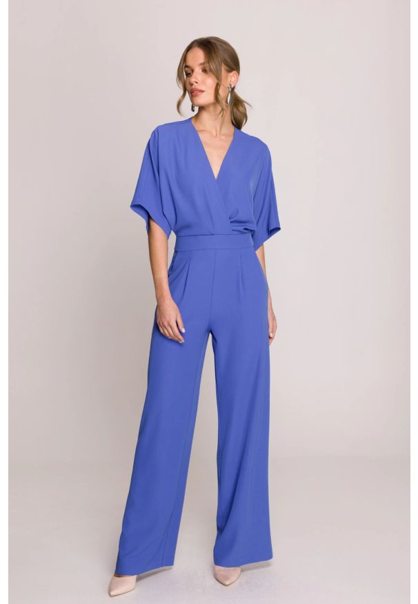 Stylove - Elegancki kombinezon damski z kopertowym dekoltem niebieski. Okazja: na wesele, na imprezę, na ślub cywilny. Kolor: niebieski. Typ sukienki: kopertowe. Styl: elegancki