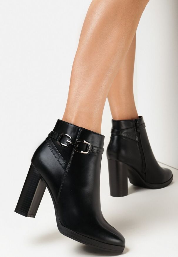 Born2be - Czarne Botki na Słupku z Metalową Klamerką Hova. Nosek buta: okrągły. Zapięcie: zamek. Kolor: czarny. Sezon: jesień, zima. Obcas: na słupku. Styl: klasyczny. Wysokość obcasa: średni