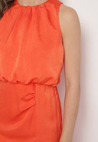 Born2be - Pomarańczowa Taliowana Sukienka Ozdobiona Marszczeniem Rindessa. Okazja: do pracy, na spotkanie biznesowe. Kolor: pomarańczowy. Wzór: aplikacja. Styl: klasyczny, biznesowy #6