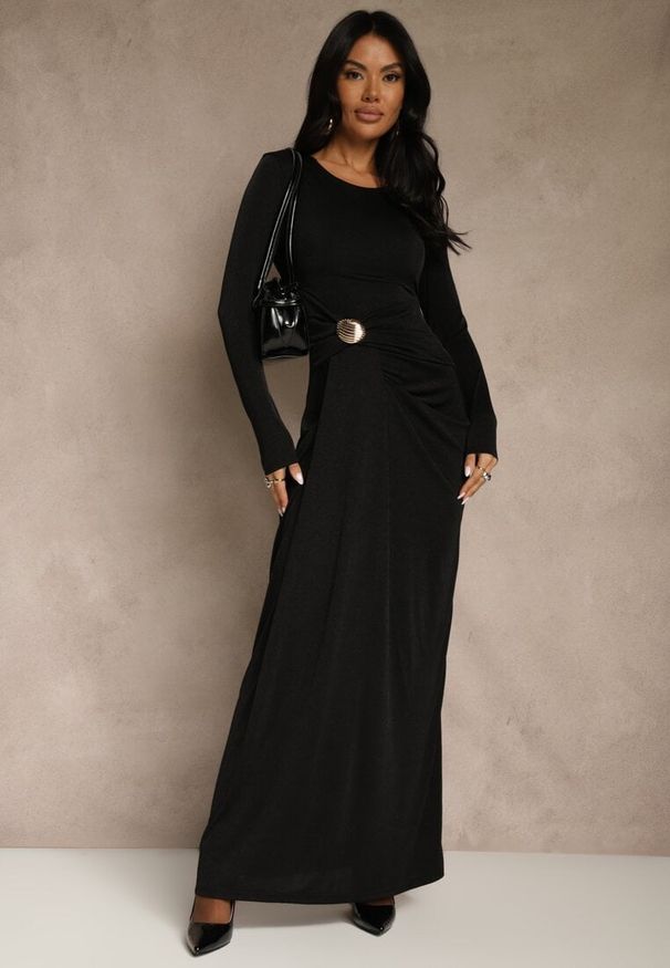 Renee - Czarna Marszczona Sukienka Koktajlowa Zdobiona Aplikacją w Talii Siweda. Kolor: czarny. Materiał: lakier, futro. Wzór: aplikacja. Styl: wizytowy