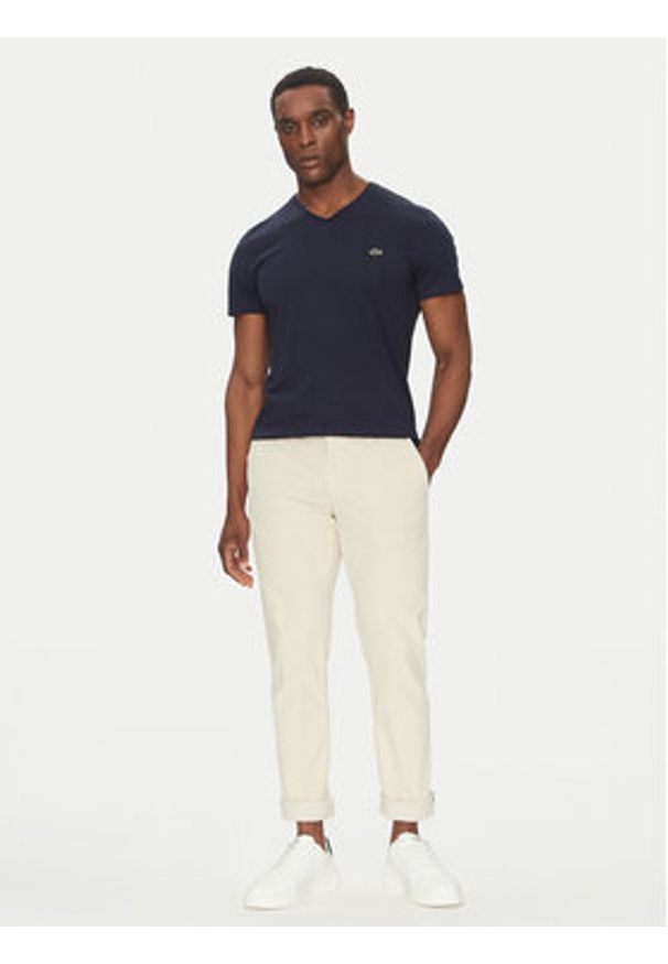 Lacoste T-Shirt TH6710 Granatowy Regular Fit. Kolor: niebieski. Materiał: bawełna