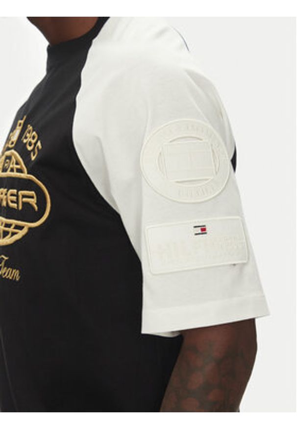 TOMMY HILFIGER - Tommy Hilfiger T-Shirt F1 Movie MW0MW41389 Czarny Regular Fit. Kolor: czarny. Materiał: bawełna