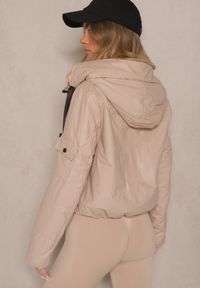 Renee - Beżowa Kurtka Wiatrówka z Kapturem o Pudełkowym Kroju Hirloti. Okazja: na co dzień, na spacer. Typ kołnierza: kaptur. Kolor: beżowy. Materiał: jeans. Styl: casual, elegancki #5