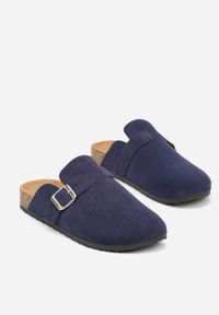 Renee - Granatowe Klapki Ozdobione Klamrą na Pasku Zelevelis. Okazja: na co dzień. Kolor: niebieski. Materiał: jeans. Wzór: aplikacja. Obcas: na obcasie. Styl: elegancki, casual. Wysokość obcasa: niski #7