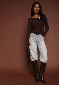 Renee - Brązowy Sweter z Wiskozą i Ozdobą z Cyrkonii Mirrise. Okazja: na co dzień. Kolor: brązowy. Materiał: wiskoza. Wzór: aplikacja. Styl: klasyczny, casual, elegancki