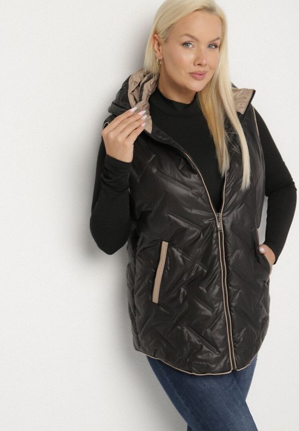 Born2be - Czarna Pikowana Kamizelka z Odpinanym Kapturem Rilanisa. Okazja: na co dzień. Kolor: czarny. Materiał: jeans. Styl: elegancki, klasyczny, casual