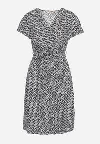 Born2be - Czarna Sukienka z Kopertowym Dekoltem Wiązanym Paskiem i Gumką w Talii z Wiskozy Canbra. Kolor: czarny. Materiał: wiskoza. Sezon: lato. Typ sukienki: kopertowe #6