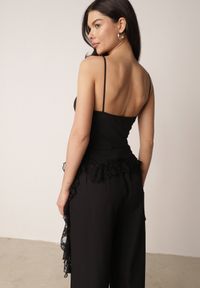 Born2be - Czarna Bluzka z Wiskozą i Koronkowym Dołem Himenore. Okazja: na urodziny, na imprezę. Typ kołnierza: kołnierz z falbankami. Kolor: czarny. Materiał: wiskoza, koronka. Długość rękawa: na ramiączkach. Długość: krótkie. Wzór: koronka. Styl: elegancki #4