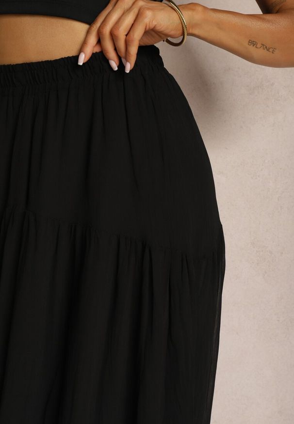 Renee - Czarna Spódnica Maxi Rozkloszowana z Ozdobną Tasiemką z Koronki Rionette. Okazja: na co dzień. Kolor: czarny. Materiał: koronka. Wzór: koronka. Styl: casual, elegancki