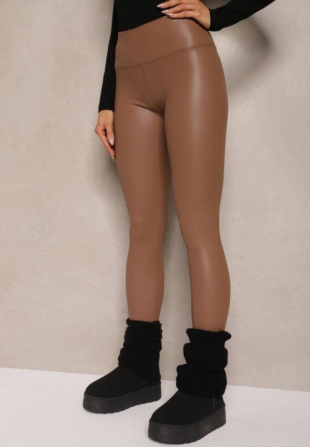 Renee - Jasnobrązowe Legginsy z Imitacji Skóry High Waist z Polarem Selabra. Okazja: na co dzień. Stan: podwyższony. Kolor: brązowy. Materiał: polar, skóra. Styl: casual