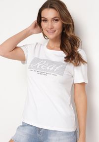 Born2be - Biały Bawełniany T-shirt Koszulka z Krótkim Rękawem Ozdobiona Nadrukiem i Cyrkoniami Quana. Okazja: na co dzień. Kolor: biały. Materiał: bawełna. Długość rękawa: krótki rękaw. Długość: krótkie. Wzór: nadruk, aplikacja. Styl: casual, elegancki