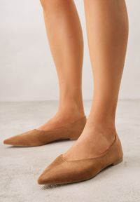 Renee - Jasnobrązowe Balerinki z Imitacji Zamszu ze Szpiczastym Noskiem Melikel. Nosek buta: szpiczasty. Kolor: brązowy. Materiał: zamsz #1