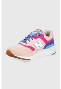 New Balance buty dziecięce kolor różowy. Nosek buta: okrągły. Zapięcie: sznurówki. Kolor: różowy. Materiał: guma