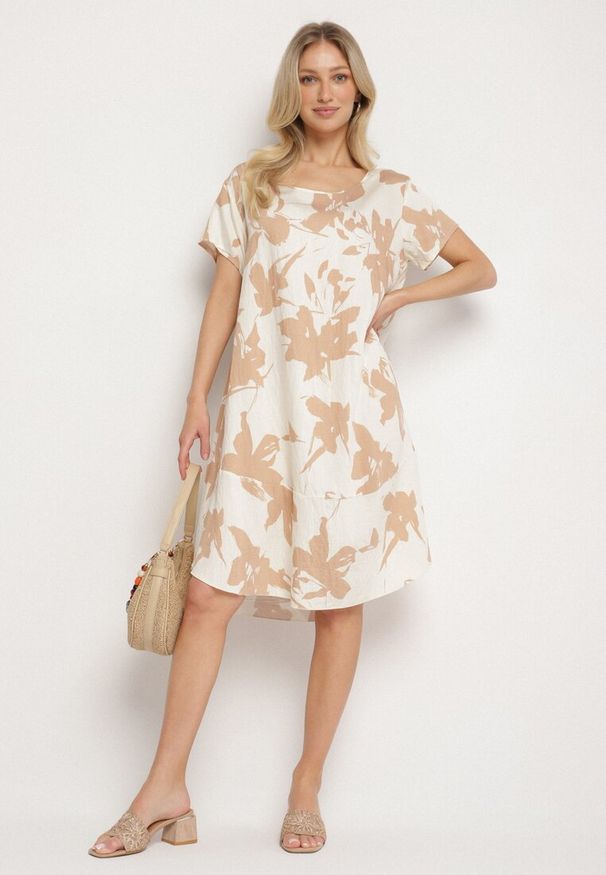 Born2be - Ciemnobeżowa Wiskozowa Sukienka w Kwiatowy Wzór Emitine. Okazja: na co dzień. Kolor: beżowy. Materiał: wiskoza. Wzór: kwiaty. Typ sukienki: proste. Styl: klasyczny, casual