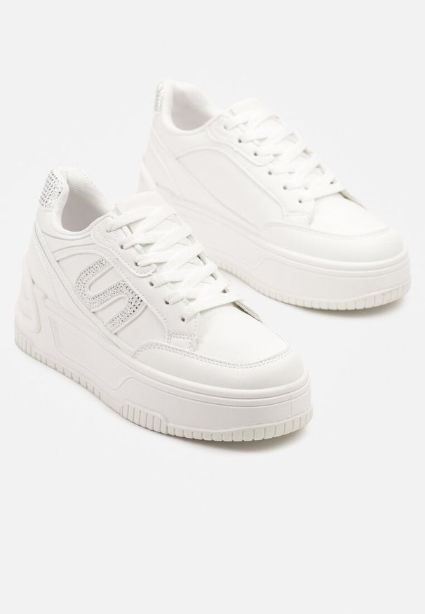 Born2be - Białe Sneakersy na Grubej Podeszwie z Geometrycznym Wzorem Korsemi. Okazja: na co dzień. Kolor: biały. Materiał: jeans, skóra. Wzór: geometria