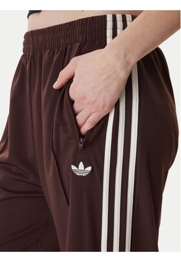 Adidas - adidas Spodnie dresowe Firebird KG3706 Brązowy Loose Fit. Kolor: brązowy. Materiał: syntetyk