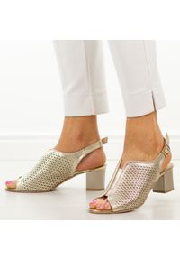 DEONI - Złote C skórzane Polskie sandały damskie Deoni D526. Okazja: na wesele, na ślub cywilny. Kolor: złoty. Materiał: skóra. Sezon: wiosna, lato. Obcas: na obcasie. Styl: klasyczny, elegancki. Wysokość obcasa: średni #1
