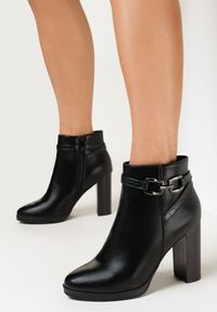 Born2be - Czarne Botki na Słupku z Metalową Klamerką Hova. Nosek buta: okrągły. Zapięcie: zamek. Kolor: czarny. Sezon: jesień, zima. Obcas: na słupku. Styl: klasyczny. Wysokość obcasa: średni #4