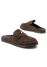 CheBello - Klapki damskie Chebello, welurowa cholewka wsuwany fason otwarta pięta klasyczny mokasynowy krój minimalistyczny design lekka płaska podeszwa, brązow. Nosek buta: otwarty. Kolor: brązowy. Materiał: welur. Obcas: na płaskiej podeszwie. Styl: klasyczny #7