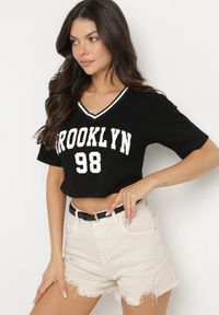 Born2be - Czarny Bawełniany T-shirt z Napisem Nitanelia. Okazja: na co dzień. Kolor: czarny. Materiał: bawełna. Wzór: napisy. Styl: casual #5