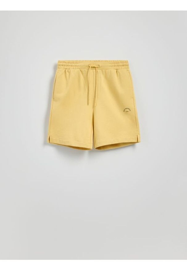 Reserved - Bawełniane szorty comfort - jasnożółty. Kolor: żółty. Materiał: bawełna