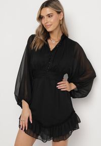 Born2be - Czarna Rozkloszowana Sukienka z Falbanką Harlin. Kolor: czarny. Długość: mini