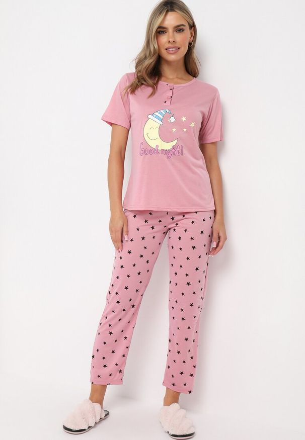 Born2be - Różowy Komplet Piżamowy Koszulka z Krótkim Rękawem i Nadrukiem i Spodnie na Gumce Fagiro. Kolor: różowy. Długość: krótkie. Wzór: nadruk