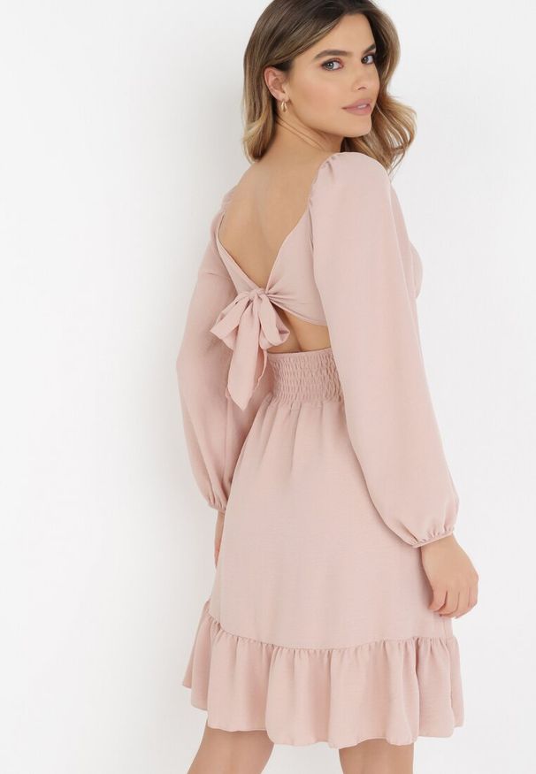 Born2be - Ciemnoróżowa Sukienka Auxede. Typ kołnierza: dekolt kwadratowy. Kolor: różowy. Materiał: tkanina. Długość rękawa: długi rękaw. Wzór: gładki