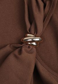 Born2be - Brązowa Sukienka VICES Ozdobiona Aplikacją na Ramieniu Palleleora. Okazja: na wesele, na ślub cywilny. Kolor: brązowy. Wzór: aplikacja. Typ sukienki: proste. Styl: elegancki #5