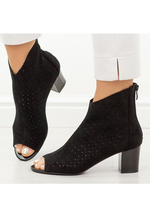 Czarne sandały damskie na obcasie z zakrytą piętą M.Daszyński 1954-23. Okazja: na co dzień. Kolor: czarny. Materiał: zamsz. Wzór: ażurowy. Sezon: wiosna, lato. Obcas: na obcasie. Styl: casual, elegancki, klasyczny, wizytowy. Wysokość obcasa: średni