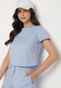 Born2be - Jasnoniebieski T-shirt z Bawełny o Krótkim Kroju Galarina. Okazja: na co dzień. Kolor: niebieski. Materiał: bawełna. Długość: krótkie. Styl: klasyczny, elegancki, casual #3