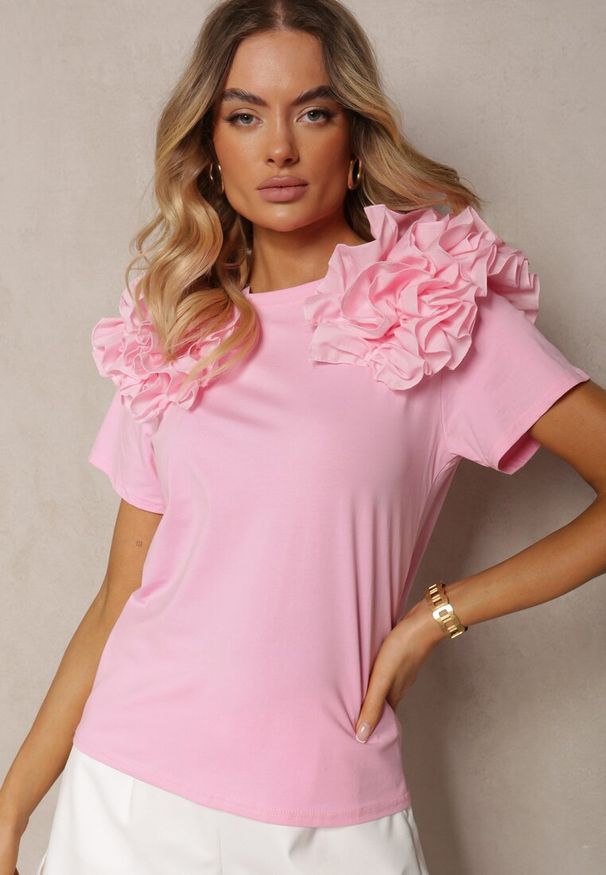 Renee - Różowy T-shirt z Bawełny Ozdobiony Bufiastymi Falbankami Kandrra. Typ kołnierza: kołnierz z falbankami. Kolor: różowy. Materiał: bawełna. Wzór: aplikacja