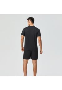 DOMYOS - Koszulka fitness męska Domyos krótki rękaw. Kolor: czarny. Materiał: materiał, poliester. Długość rękawa: krótki rękaw. Długość: krótkie. Sport: fitness