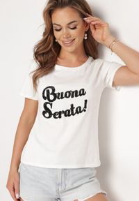 Born2be - Biały Bawełniany T-shirt z Ozdobnym Napisem z Cyrkonii Tiavalia. Okazja: na co dzień. Kolor: biały. Materiał: bawełna. Wzór: napisy. Styl: wizytowy, klasyczny, elegancki, casual