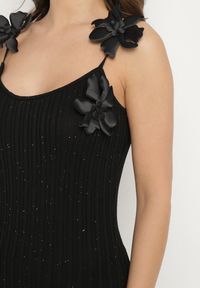 Born2be - Czarna Dopasowana Sukienka z Wiskozą Ozdobiona Kwiatami 3D Yennira. Kolor: czarny. Materiał: wiskoza. Wzór: aplikacja, kwiaty #2