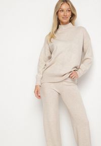 Born2be - Jasnobeżowy Dzianinowy Komplet z Wełną Sweter z Półgolfem i Szerokie Spodnie Lanerra. Kolor: beżowy. Materiał: dzianina, wełna