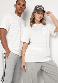 Born2be - Jasnobeżowa Koszulka o Klasycznym Kroju z Kieszonką Mairalissa. Okazja: na spotkanie biznesowe, do pracy, na co dzień. Kolor: beżowy. Materiał: jeans. Wzór: aplikacja. Styl: klasyczny