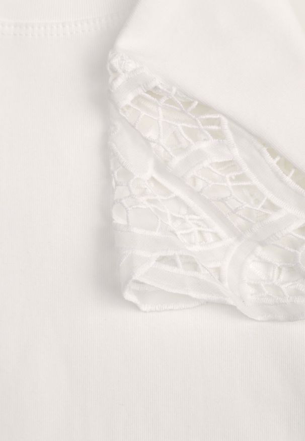 Renee - Biała Bawełniana Bluzka z Rękawami z Koronki i Okrągłym Dekoltem Brynlia. Okazja: na co dzień. Kolor: biały. Materiał: bawełna, koronka. Wzór: koronka. Styl: casual