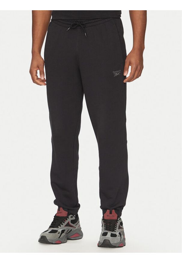 Reebok Spodnie dresowe 100214075 Czarny Regular Fit. Kolor: czarny. Materiał: bawełna
