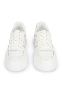 Wittchen - Damskie sneakersy skórzane ze wstawkami w kratkę biało-beżowe. Okazja: na co dzień. Kolor: biały, wielokolorowy, beżowy. Materiał: skóra. Wzór: kratka. Obcas: na platformie #3