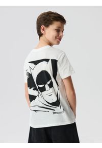 Sinsay - Bawełniana koszulka z nadrukiem na plecach Batman - kremowy. Kolor: kremowy. Materiał: bawełna. Wzór: motyw z bajki, nadruk #1